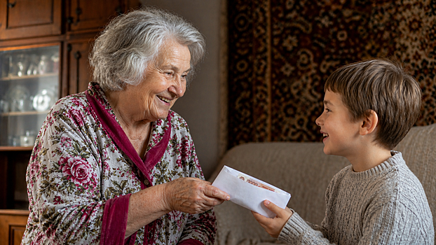 Бабушкин конверт: что делать, если ребёнок скрывает подарки от родителей - «Семейный бюджет»
