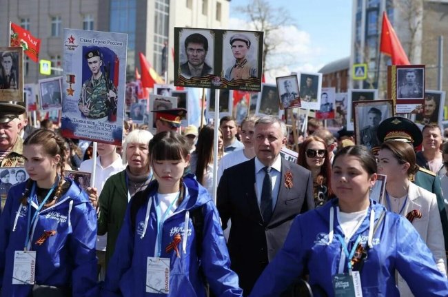 Глава Приангарья Кобзев принял участие в шествии "Бессмертного полка" в Иркутске - «Мой папа знает»