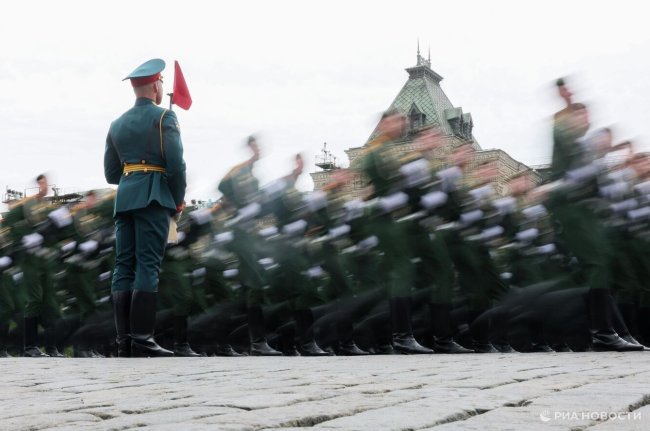 На Старом Арбате прошел флешмоб с поднятием 81-метровой ленты в День Победы - «Мой папа знает»