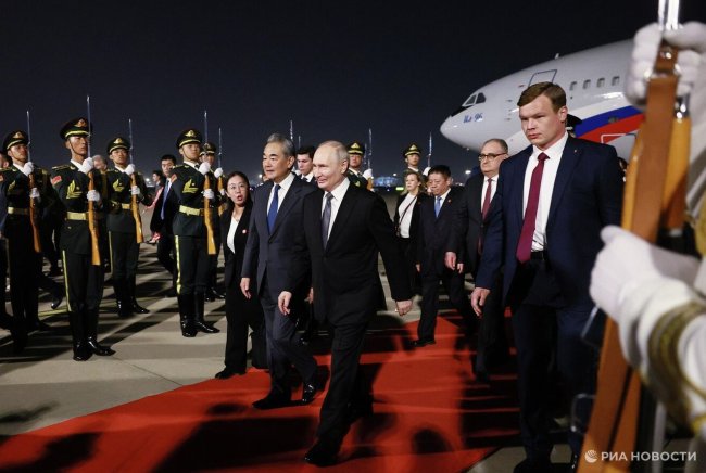 Ван И встретил Путина в аэропорту Пекина - «Мой папа знает»