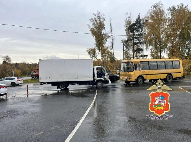 В подмосковном Пушкино столкнулись грузовик и автобус с детьми, пострадавших нет - «Мой папа знает»